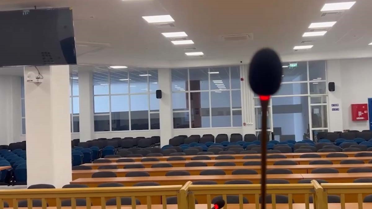 Τέμπη: Βίντεο με την αναδιαμορφωμένη αίθουσα της δίκης